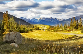 Vej gennem Canadas natur med bjerge og skove