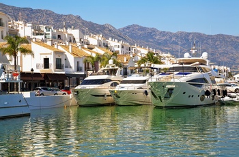 Lystyachts i havnen Puerto Banus i Marbella, Costa del Sol