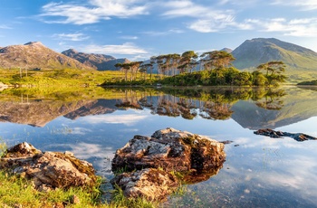 Derryclare Lough i Connemaras frodige natur i Irland