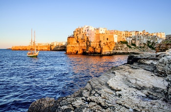 Kystbyen Polignano a Mare i Apulien