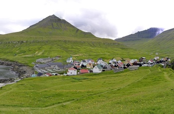 Panoramaudsigt til smuk natur på Færøerne