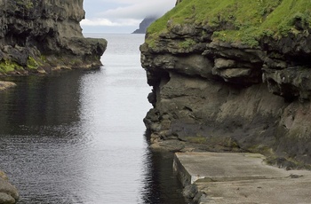 Små både ved en kyst - Færøerne