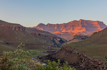 Solnedgang over bjergkæden Drakensberg i Sydafrika