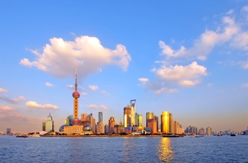 Shanghai skyline set fra vandet