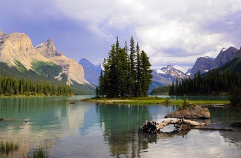 Magline Lake i Jasper National Park, Alberta i Canada