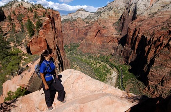 Udsigtspunkt fra klippe i Zion Nationalpark