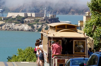 Udsigt til Alcatraz og de klassiske Cable Cars i San Francisco, Californien