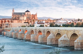 Romersk bro og floden Guadalquivir mod den store moske i byen Cordoba i Andalusien
