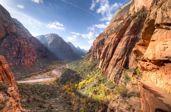 Kør mellem de røde klipper, der tårner sig mod himlen i Zion nationalpark