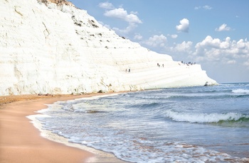 Strand ved de hvide klipper Scala dei Turchi på Sicilien