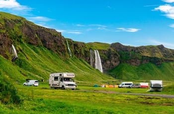 Autocamper i Island - flot udsigt til vandfaldet