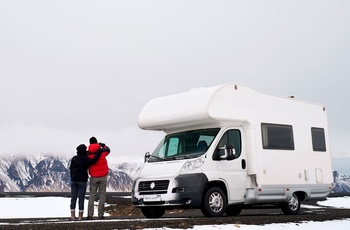 Autocamper i Island - tid til et foto ved sne og fjeld