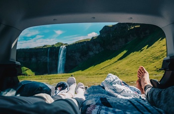 Autocamper i Island - flot udsigt fra bagenden af kompakt autocamper