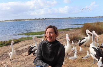 Christina sammen med pelikaner på Kangaroo Island 