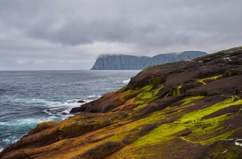 Knivskjellodden ved Nordkap - udsigt til Nordkapplateauet i gråvejr