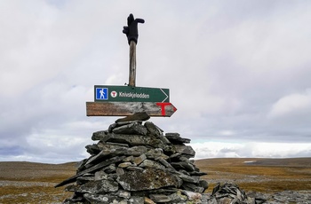 Knivskjellodden ved Nordkap - varde med skilt viser vej