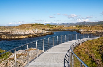 Kristiansund i Norge - sti langs havet og klipperne