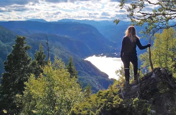 Lårdalstigen ved Dalen i Norge - flot udsigt til Telemarkskanalen. Foto: Visit Dalen