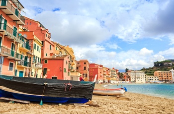 Både på stranden i Sestri Levante