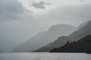 Loch Shiel ved Glenfinnan i Skotland  - søen med det kendte Glenfinnan monument og kendt fra Harry Potter universet