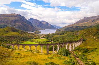 Loch Shiel ved Glenfinnan i Skotland  - søen med det kendte Glenfinnan monument og kendt fra Harry Potter universet