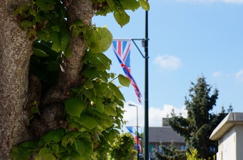 Arromances-les-Baines ved Normandiets kyst med de allieredes flag