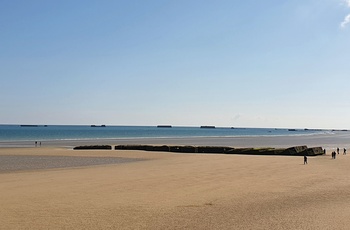 Mulburry havn på stranden ved Arromanches-les-Baines i Normandiet