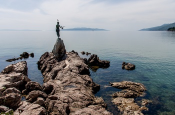 Pigen med mågen statuen - Opatijas i Kroatien