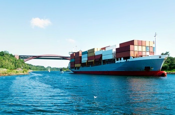 Kieler Kanal med containerskib, Nordtyskland