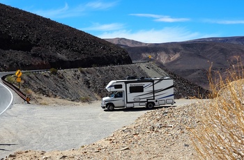 autocamper og udsigt i goldt bjerglandskab, usa vestkyst, nicolaj og stephanie