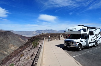 autocamper og udsigt i goldt bjerglandskab, usa vestkyst, nicolaj og stephanie