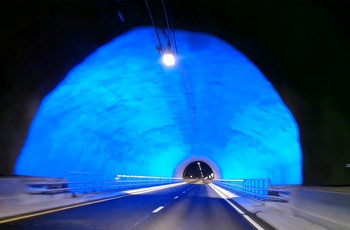 Ryfylketunnelen i Norge - blåt lys oplyser vejbanen