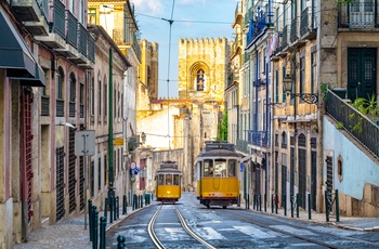 Sporvogn E12 på vej gennem Lissabons gamle bydele - Portugal