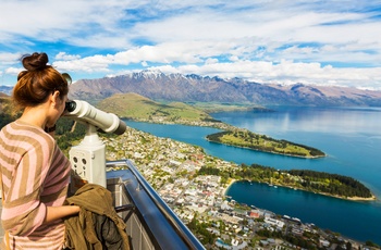 Ung kvinde kigger ned på Wakatipusøen ved Queenstown, Sydøen