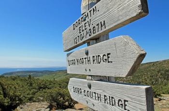 Skilte med vandreruter i Acadia National Park - Maine i USA