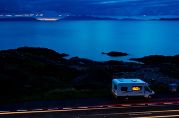 Oplev Skotland i en autocamper - aftenstemning langs vejen