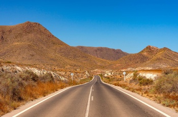 Cabo de Gata - beskyttet naturområde i det østlige Andalusien - ørkenvejen krydser gennem parken