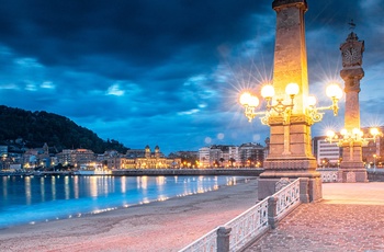 San Sebastian i Baskerlandet i det nordlige Spanien - aftenlys over strandpromenaden