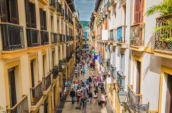 San Sebastian i Baskerlandet i det nordlige Spanien - hyggelig gade med liv