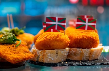 San Sebastian i Baskerlandet i det nordlige Spanien - Pintxos med det baskiske flag