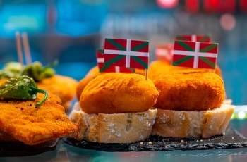 San Sebastian i Baskerlandet i det nordlige Spanien - Pintxos med det baskiske flag