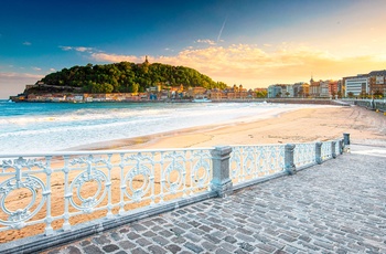 San Sebastian i Baskerlandet i det nordlige Spanien - sandstranden en tidlig morgen