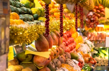 Eksotiske frugter på marked 