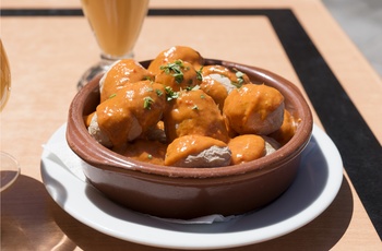 Typisk tapas, papas arrugadas med mojosauce, på Gran Canaria, Spanien