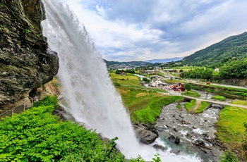 Steindalsfossen i Norge- vandfaldet set fra vandrestien