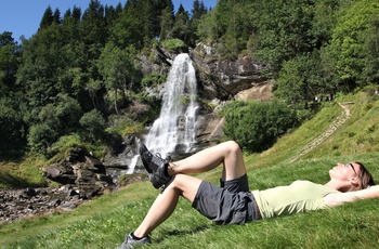 Steindalsfossen i Norge - tag en slapper hvis solen skinner ved vandfaldet