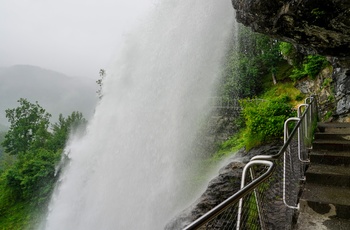 Steindalsfossen i Norge - gangstien bag vandfaldet