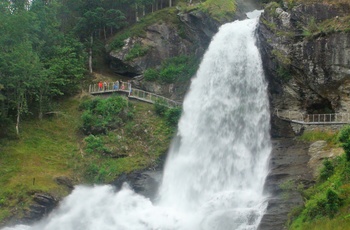 Steindalsfossen i Norge - det brusende vandfald