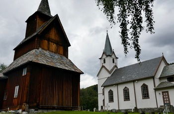 Torpo Stavkirke i Norge med Torpo kirke i baggrunden