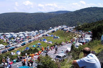 Oplev Tour de France i en autocamper - god stemning og fans der hepper i Pyrenæerne